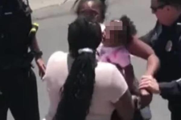 DEVOJČICA (4) UKRALA LUTKU: Naoružani policajci hapsili malenu i roditelje kao da su teroristi, kamera sve snimila!