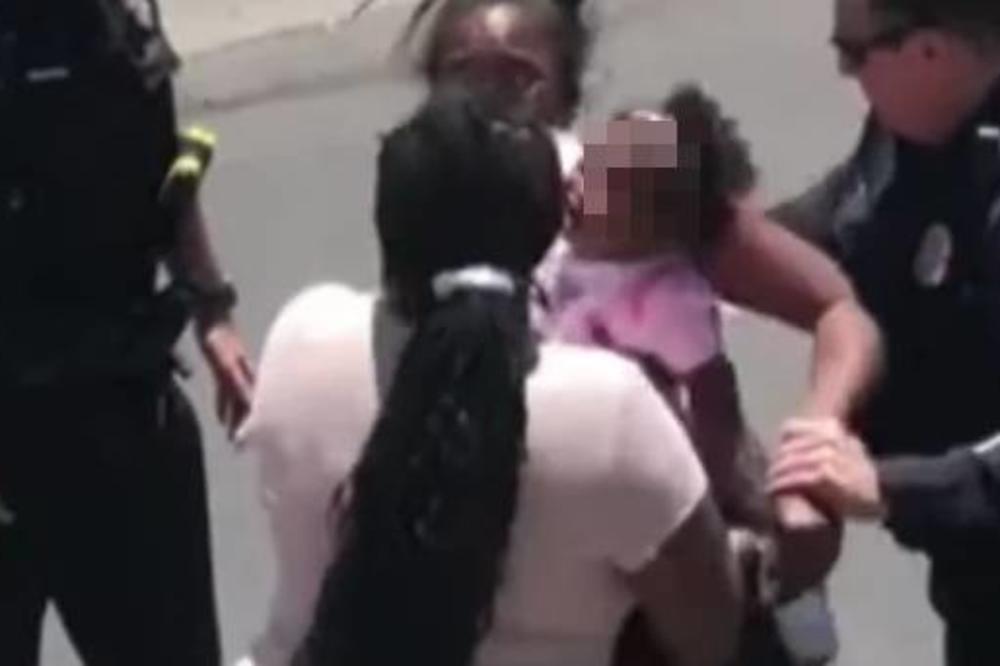 DEVOJČICA (4) UKRALA LUTKU: Naoružani policajci hapsili malenu i roditelje kao da su teroristi, kamera sve snimila!