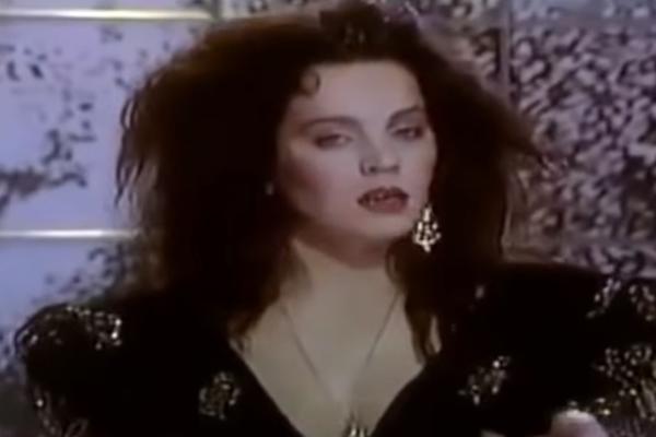 NJENO PRAVO IME NIKO U SRBIJI NE ZNA! Pobegla je iz zemlje ZBOG 100 MARAKA, a majku su joj UBILI ALBANCI