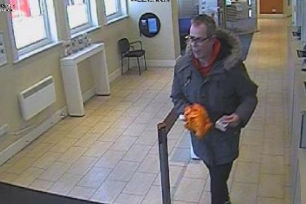 OPLJAČKAO BANKU PRETEĆI BANANOM, PA SE SAM PREDAO: Hteo je da završi u zatvoru, a razlog je POTRESAN