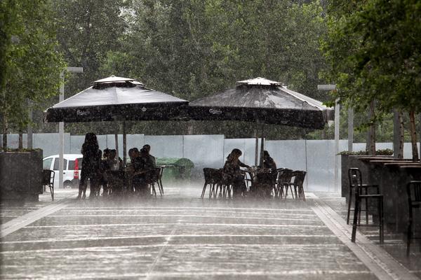 JAK GRAD ŠIROM SRBIJE, GRMI NAD BEOGRADOM: Na snazi METEOALARM I UPOZORENJE, evo gde je NAJKRITIČNIJE!