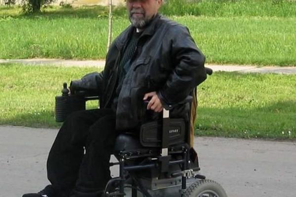 OVO JE ANDRAŠ KOG JE MAJKA UBILA BENSEDINIMA, PA MU NA GLAVU NAVUKLA KESU! Pola života je bio nepokretan