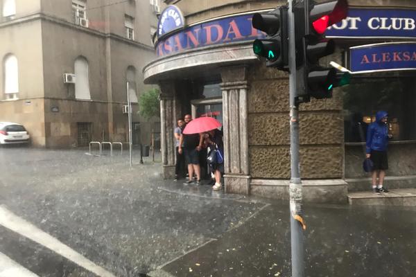 SPREMA SE OLUJA, NE IZLAZITE IZ KUĆE! U naredna 2 sata ove delove Srbije pogodiće JAK PLJUSAK I GRAD!