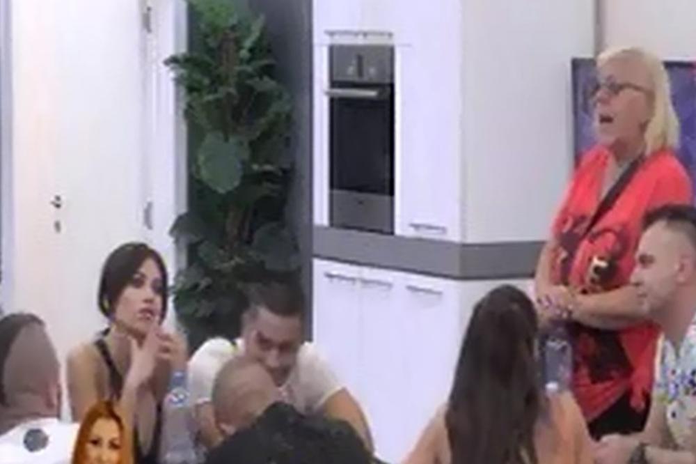 PLJUŠTALE BRUTALNE PSOVKE! Zorica i Suzana se ispljuvali kao KOČIJAŠI (VIDEO)