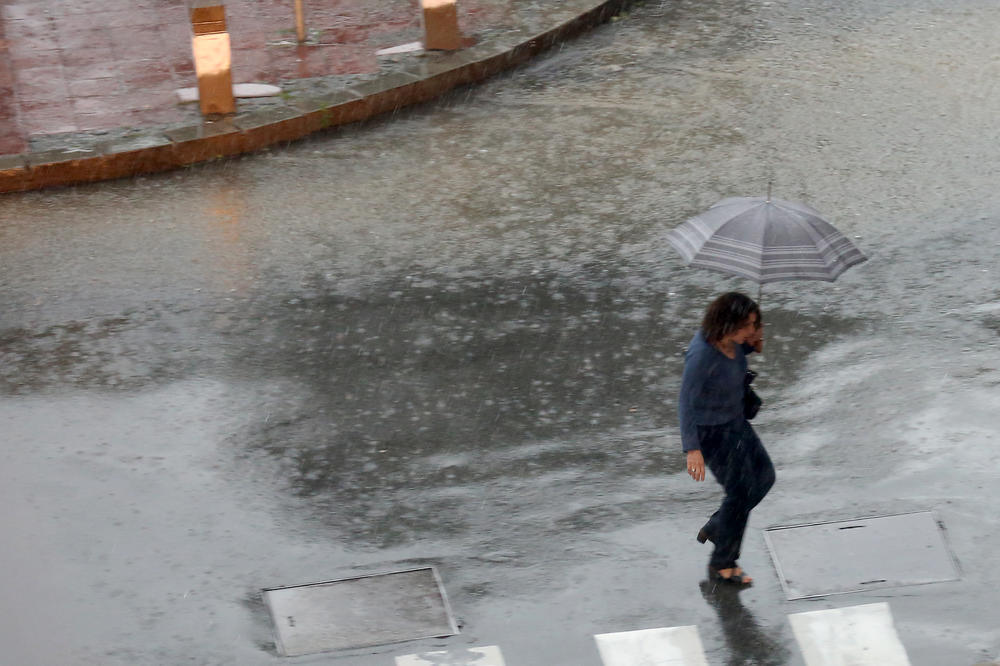 RHMZ IZDAO HITNO UPOZORENJE, UPALJEN ŽUTI METEO ALARM: Stiže nam OLUJA, a promena temperature će nas RAZVALITI!