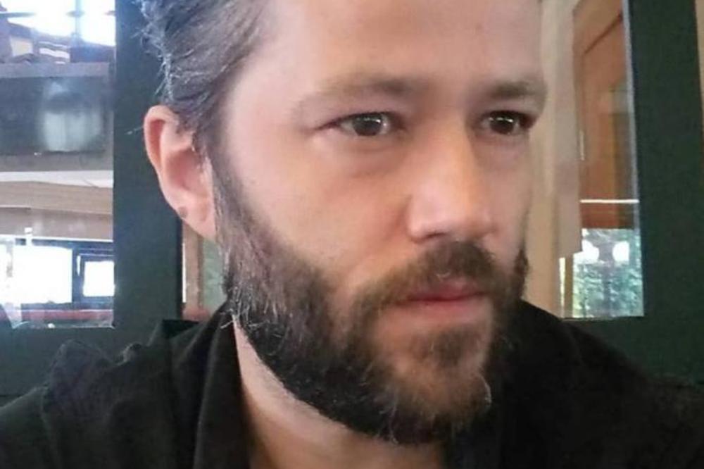 ZAKUKAO, SAMO ŠTO NE ZAPLAČE! Milogorski glumac psovao majku svim Srbima, a sad POKUŠAVA DA SE OPERE! (FOTO)