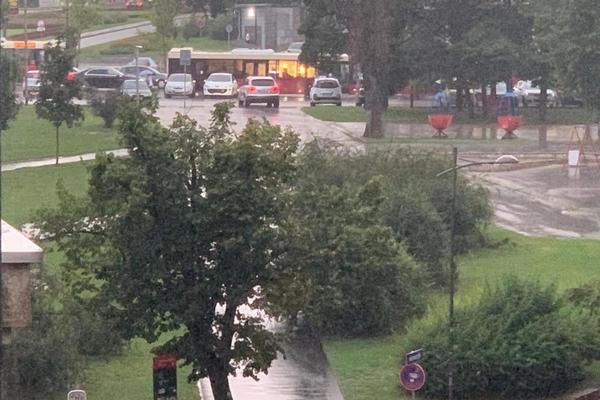 OLUJA JE PROTUTNJILA SRBIJOM! Jako nevreme pogodilo je i Beogad, a ljudi su se štitili na RAZNE KREATIVNE NAČINE