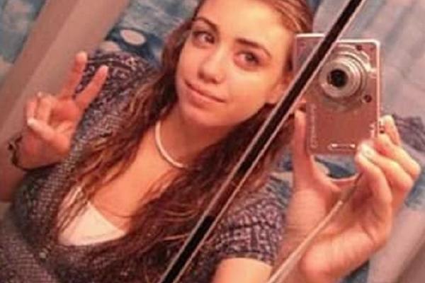 POHOTNA PROFESORKA! Imala je odnose SA UČENIKOM, slala EKSPLICITNE FOTKE, a završilo se OVAKO (FOTO) (VIDEO)