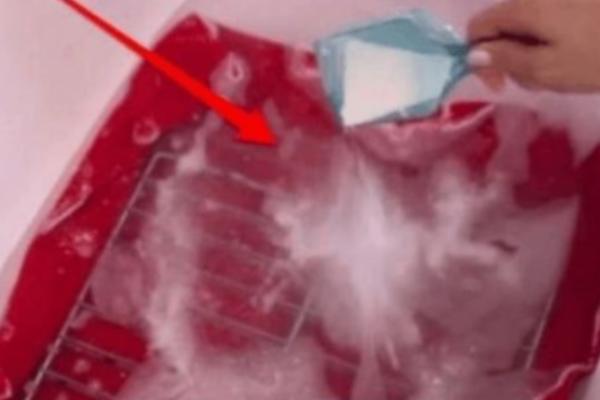 OVAKO ĆETE ZA SEKUND DA OČISTITE PRLJAVE REŠETKE OD RERNE! Ovaj TRIK će vam olakšati ŽIVOT!