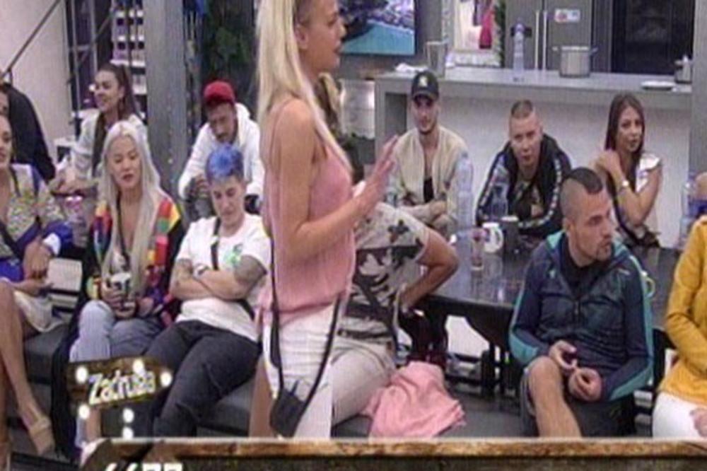 ZAVLAČIO JOJ RUKE ISPOD GAĆICA, A ONA UŽIVA! Ovaj video iz ZADRUGE zapalio je sve! (VIDEO)