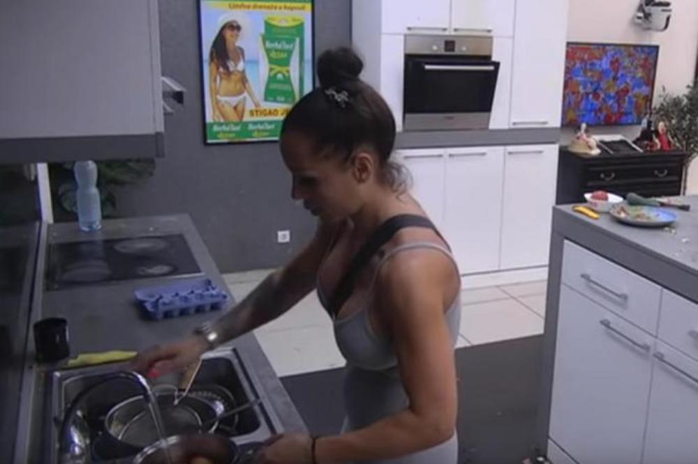 ISPLIVAO SNIMAK! ŠTA RADI LJUBA DOK SPREMA HRANU: Mnogima će se zgaditi ŽIVOT zbog ovoga