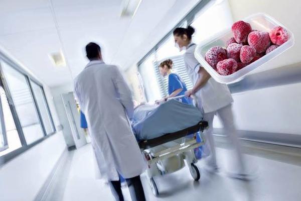 ALARMANTNO U URGENTNOM CENTRU! Ljudi jeli JAGODE i OTROVALI SE, lekari ne mogu da veruju šta se događa