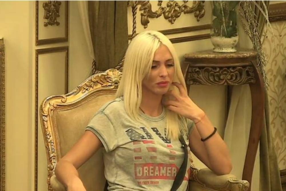 ZGROZIĆE VAM SE ŽIVOT: Ilijana zavukla ruku u kosu! Ono što je izvadila prevrnuće vam ŽELUDAC! (VIDEO)