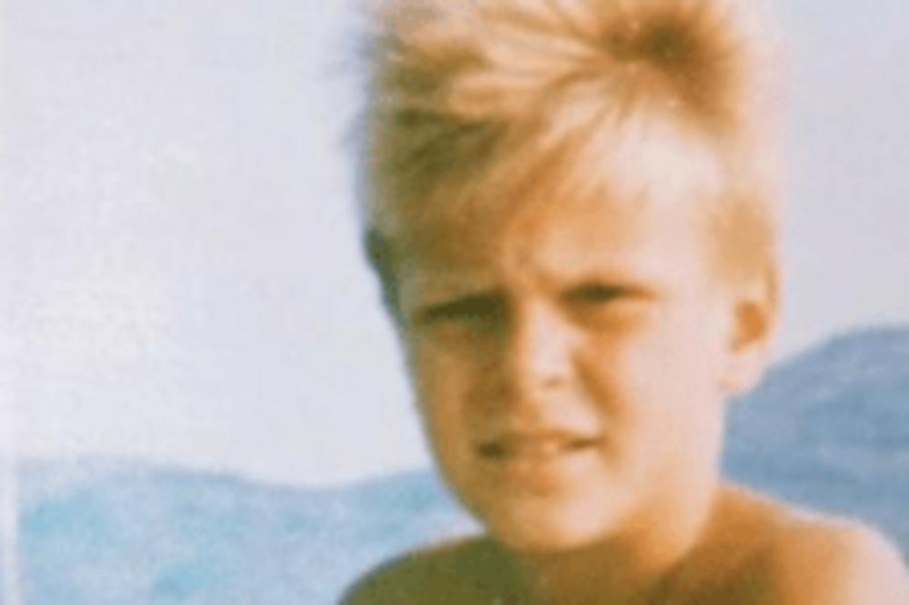 BIO JE ŽUTI DEČAK, A DANAS JE OMILJENA LIČNOST U SRBIJI: Žene mu se bacaju pod noge, NEMA ŠANSE DA POGODITE KO JE!