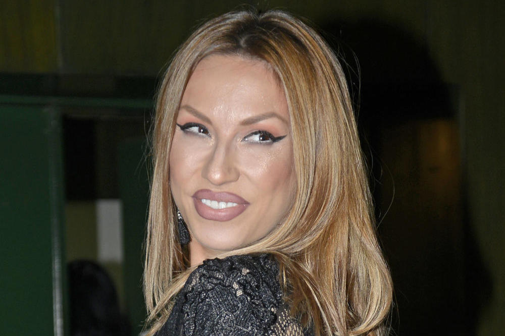 RADA MANOJLOVIĆ ULAZI U PAROVE?! Pevačica uslikana s NAJVEĆIM PROVOKATOROM! Hoće li je ubediti?! (FOTO)