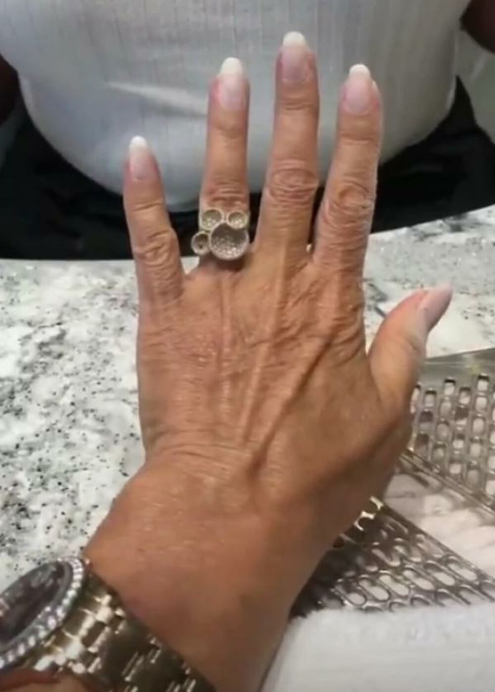 Lepa Brena, Manikir, Ruke