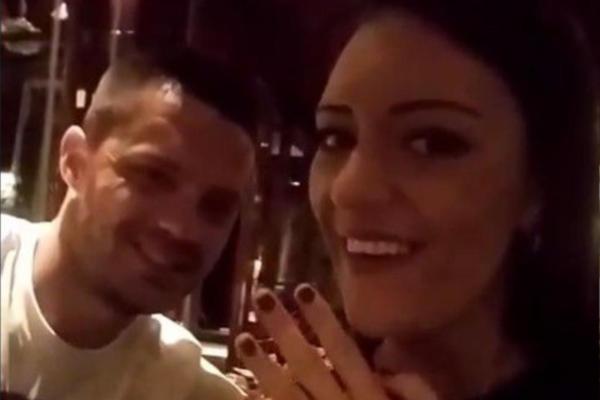 KAKO IZGLEDA KADA FUDBALER ZAPROSI PEVAČICU! Dajana pokazala PRSTEN i rekla DA