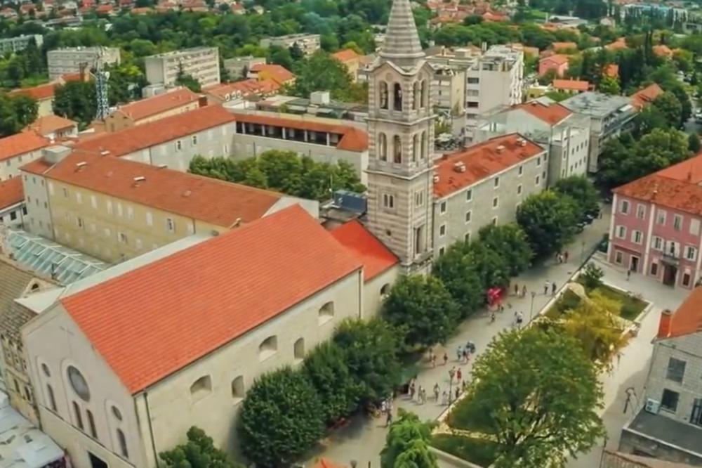 URINIRAO PO SPOMINIKU BORCIMA DOK JE URLAO UZ TOMPSONA! Hrvat se tu nije ZAUSTAVIO!