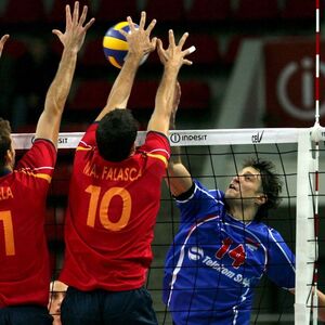 "OD ONAKVOG ŠMEKERA POSTAO DEDA!" Srpkinje pale u BEDAK, porede ga sa BRANKOM KOCKICOM - SEDA ĆELA na RTS šokira