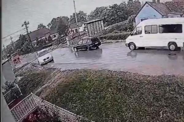 MUŠKARAC LOMI RAMPU U ŠAPCU! Potpuno je podivljao, a kamere su sve zabeležile! Da li će neko reagovati? (VIDEO)