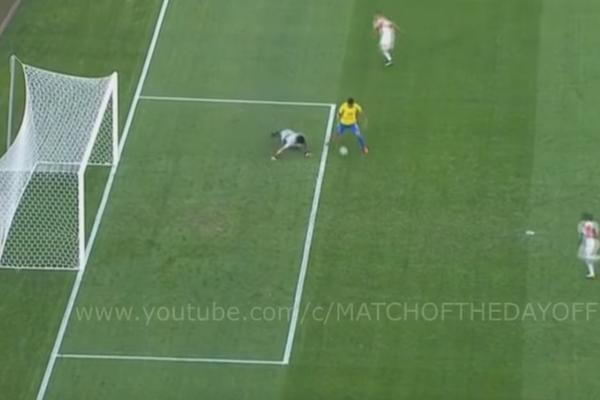 UVRNUTIJI GOL NEĆETE VIDETI NI NA IGRICI: Brazilska petarda uz najbizarniji pogodak i glupost godine golmana Perua!