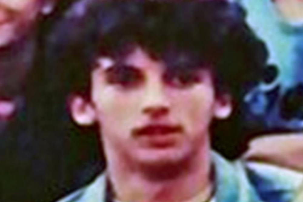 NEMA SILE DA PREPOZNATE POPULARNOG PEVAČA SA SLIKE OD PRE 33 GODINE: Obožavate njegove pesme!