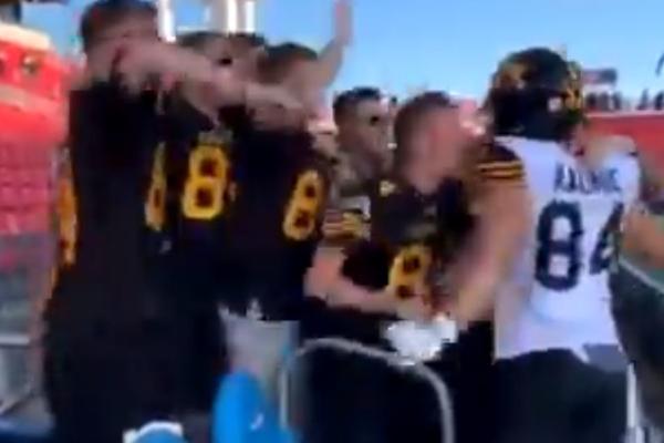 NIKOLA KALINIĆ DOBIO PESMU: Grme sa tribina reči posvećene Velikom Srbinu!