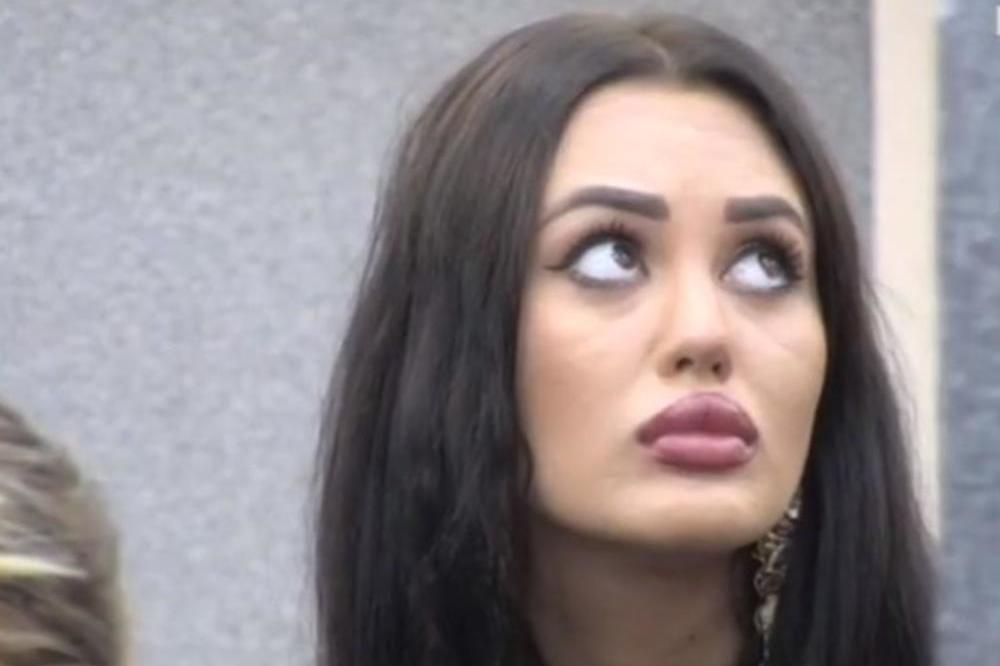 JOŠ SE VIDI KRV: Procurile ŠOK FOTKE SA KLINIKE na kojoj su OPERISALI Anu Korać!? (FOTO)