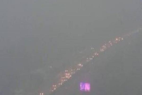 MRAK USRED DANA, STIGLO STRAVIČNO NEVREME: Crni oblaci nad Beogradom! RHMZ upozorava na bujična izlivanja! (FOTO)