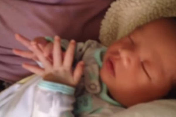 SIN OD 18 DANA MI JE BIO U NARUČJU, A ONDA JE IZVEO ČUDO: Niko ne može da veruje šta za šta je ova BEBA sposobna!