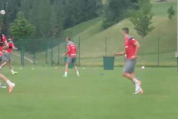 IGRAČI ZVEZDE NA ORIGINALAN NAČIN VEŽBAJU PRECIZNOST: Ovakvu vežbu ste do sada videli samo na Instagramu!