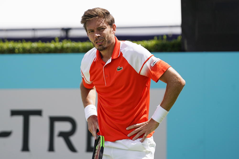 RASPLAKAO JE SKUPLJAČICU LOPTICA: Prvo je uleteo klizeći start, pa pogodio devojčicu u glavu!