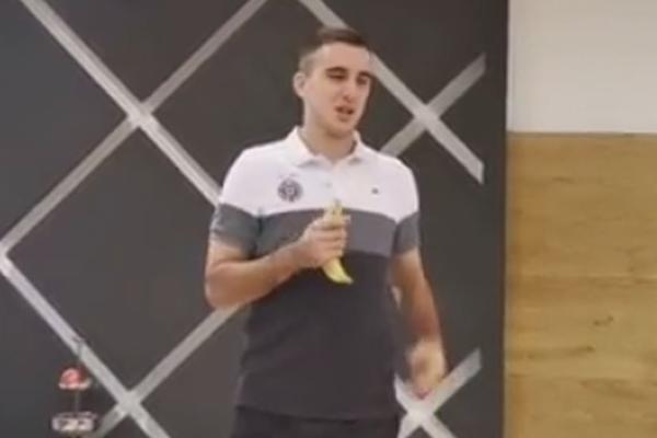 AJMO MOMCI, SVAKO DA UZME BANANU, PA DA POČNE! Urnebesna inicijacija novajlija u Partizanu! To tako mora!