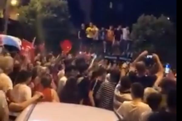 NADA TOPČAGIĆ RUŠI ERDOGANA! Neverovatni snimci iz Istanbula, sa proslave pobede opozicije! (VIDEO)