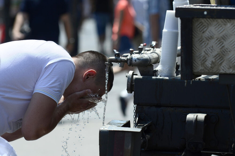 Mladić se umiva vodom po vrućini