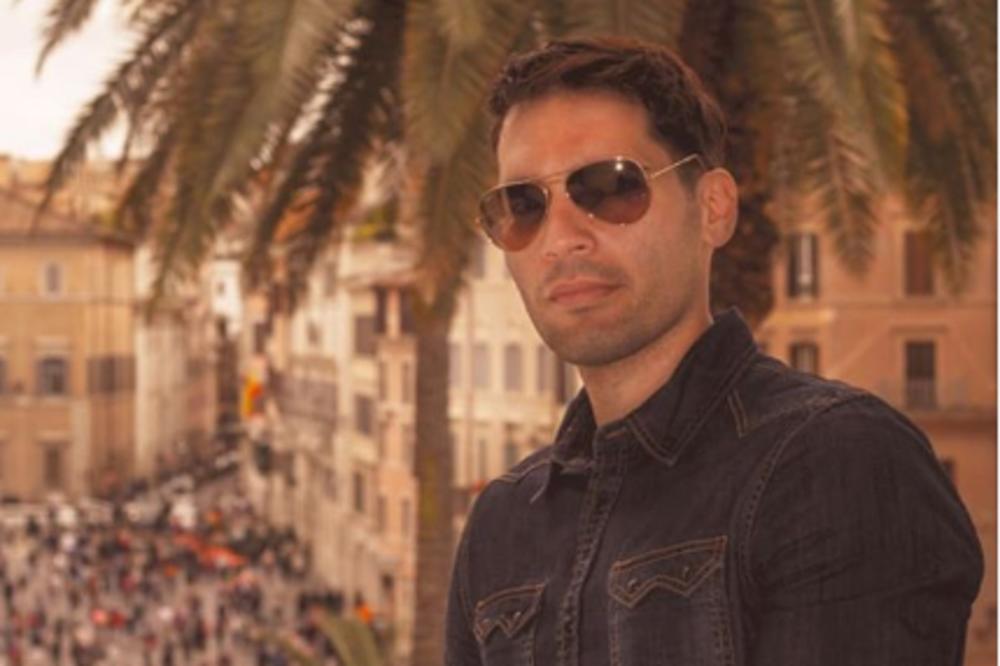 SIN VOJE BRAJOVIĆA ZAVEO SVE KOJI VOLE MUŠKI POL: Glumac oborio sa nogu VRELIM POZAMA i šmekerskim izgledom!