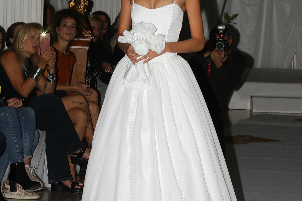 MLADU SU SVI ISMEJALI ZBOG VENČANICE: Ona očajna, pita KAKO DA JE POPRAVI! (FOTO)