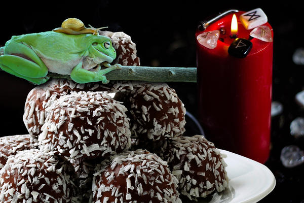 NAJBIZARNIJI SRPSKI OBIČAJ SVIH VREMENA: Sakupljali vodu sa ZADNJICE pa pravili LJUBAVNE KOLAČE da osvoje devojke!