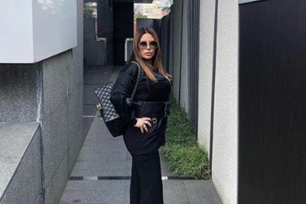 ANA NIKOLIĆ SE KONAČNO USUDILA DA OBUČE MINI SUKNJU: Pevačica se izborila sa VIŠKOM KILOGRAMA! Ovako sad IZGLEDA!