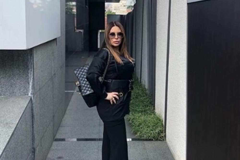 ANA NIKOLIĆ SE KONAČNO USUDILA DA OBUČE MINI SUKNJU: Pevačica se izborila sa VIŠKOM KILOGRAMA! Ovako sad IZGLEDA!