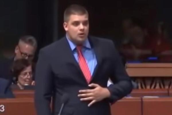 ŠEŠELJEV SIN IZAZVAO SKANDAL U SAVETU EVROPE! Kada je rekao OVE REČI, svi su ZAĆUTALI!