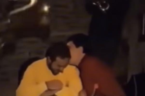 NA OVOM SNIMKU SE VIDI SVA BAHATOST KUMA I ŠIPTARA! Dok su slušali TRUBAČE, uradili su jednu JEZIVU STVAR!