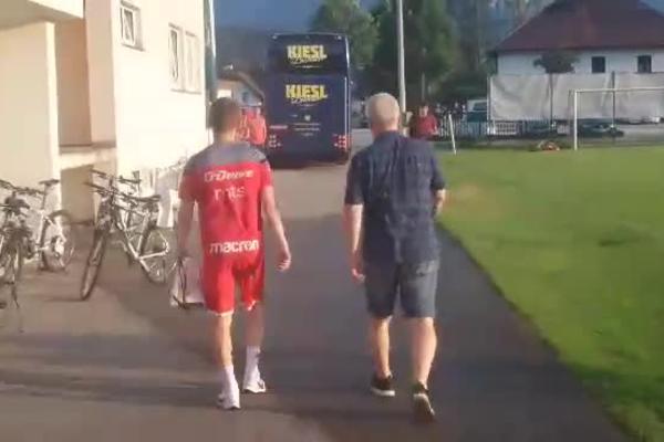 KAO KAD JE BIO KLINAC: Ćale sačekao Marina posle utakmice! Lepe scene ispred svlačionice Zvezde!