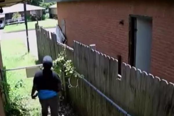 MISLILA JE DA ĆE SE IZVUĆI! Kamera kuće otkrila je što je ŽENA RADILA KOMŠIJAMA, umalo da ih to KOŠTA GLAVE (VIDEO)