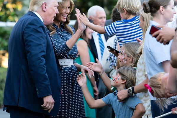 MELANIJA OPET U CENTRU PAŽNJE, ALI NE ZBOG SAVRŠENOG STILA! Ovaj detalj primetio je CEO SVET, a vi?(FOTO)