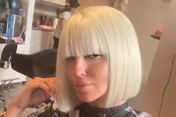 KARLEUŠA OTPUTOVALA NA MORE BEZ DECE I MUŽA! Svi se pitaju KO JE TO SA NJOM?