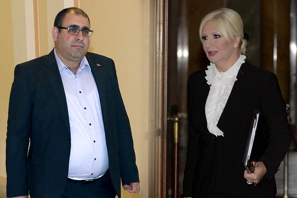 SMENIĆEMO NERADNIKE I LOPOVE U SNS! Đuka je POSLAO zaista ČUDNU poruku Zorani Mihajlović