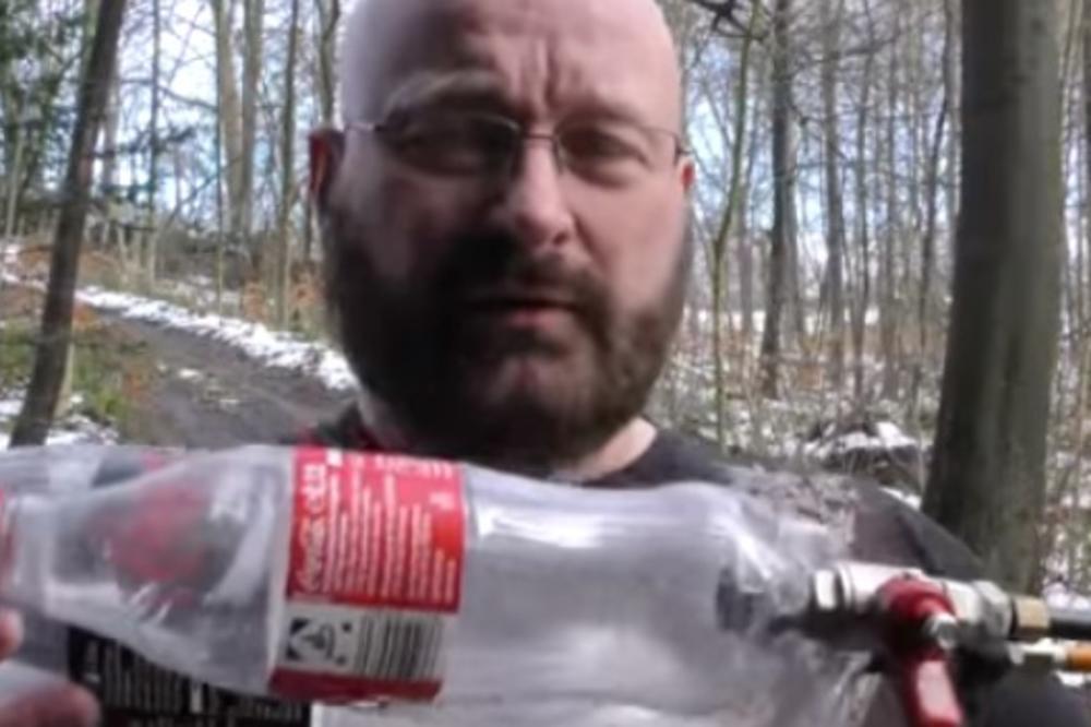 UZEO JE 6 MALIH FLAŠA KOKA KOLE! Ono što je uradio sa njima će vas ZAPREPASTITI! (VIDEO)
