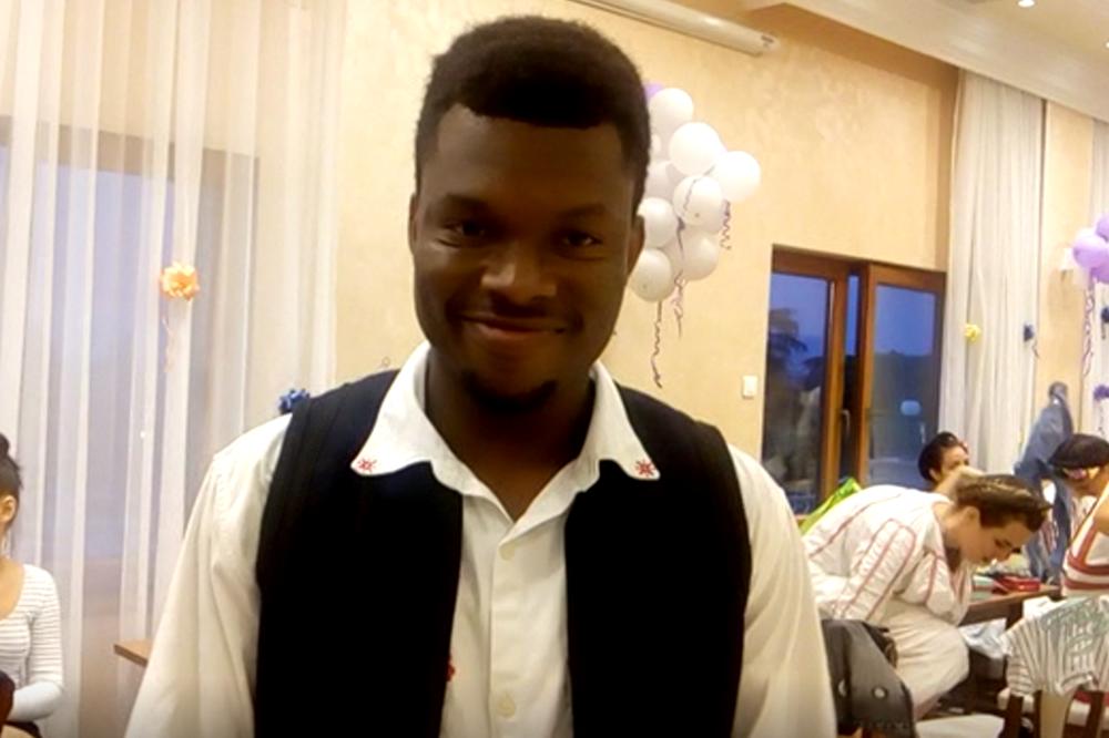 POGLEDAJTE KAKO STUDENT IZ SURINAMA RECITUJE SRPSKU PESMU: Zavolećete ovog čoveka zbog onog što je rekao! (VIDEO)