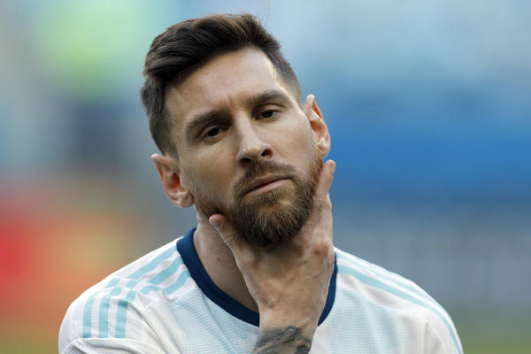 BAŠ SE POTRESAO: Mesi kažnjen sa 1.500 dolara zbog crvenog kartona!